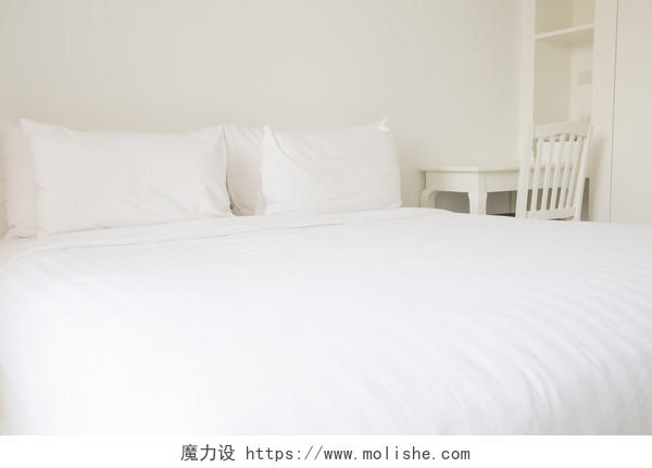 白色床单和枕头卧室图片